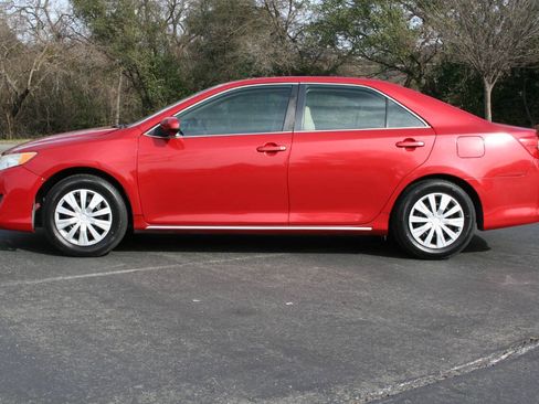 Used 2012 Toyota Camry LE w/ Preferred Accessory Pkg FWD image 10