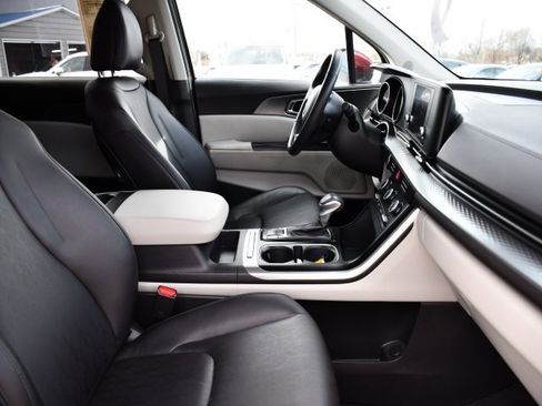 Used 2024 Kia Carnival LX image 28