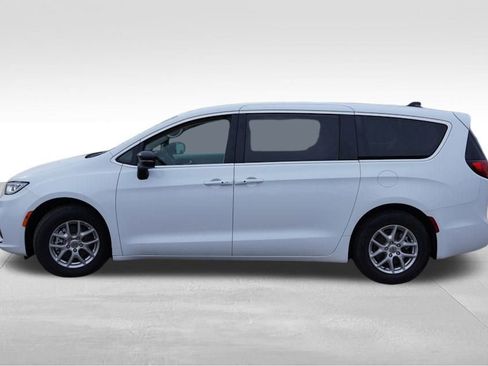 Certified 2024 Chrysler Pacifica Touring-L image 9