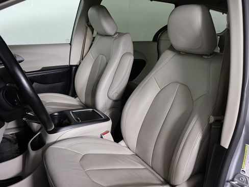 Used 2021 Chrysler Pacifica Touring-L image 23