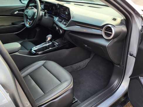 Used 2025 Chevrolet Trax ACTIV w/ Sunroof Package image 9