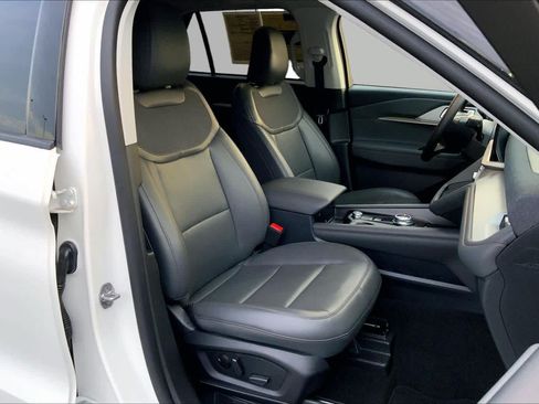 Certified 2025 Ford Explorer Active w/ Active Comfort Package RWD image 9