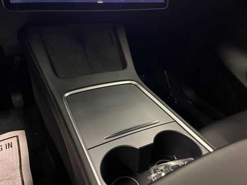 Used 2022 Tesla Model Y Long Range image 21