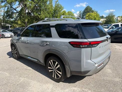 Used 2024 Nissan Pathfinder Platinum FWD image 3