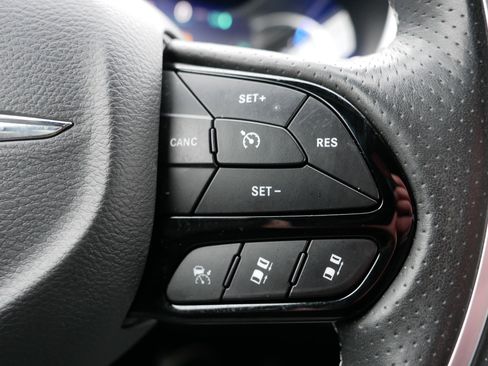 Used 2021 Chrysler Pacifica Limited w/ Uconnect Theater Family Group image 29