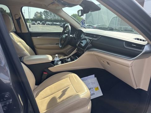 Used 2022 Jeep Grand Cherokee L Limited AWD/4WD image 11