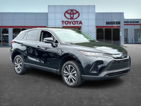 Certified 2022 Toyota Venza LE image 3