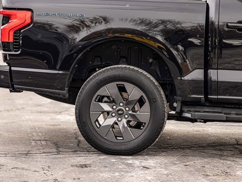 Used 2022 Ford F150 Lightning Lariat image 11