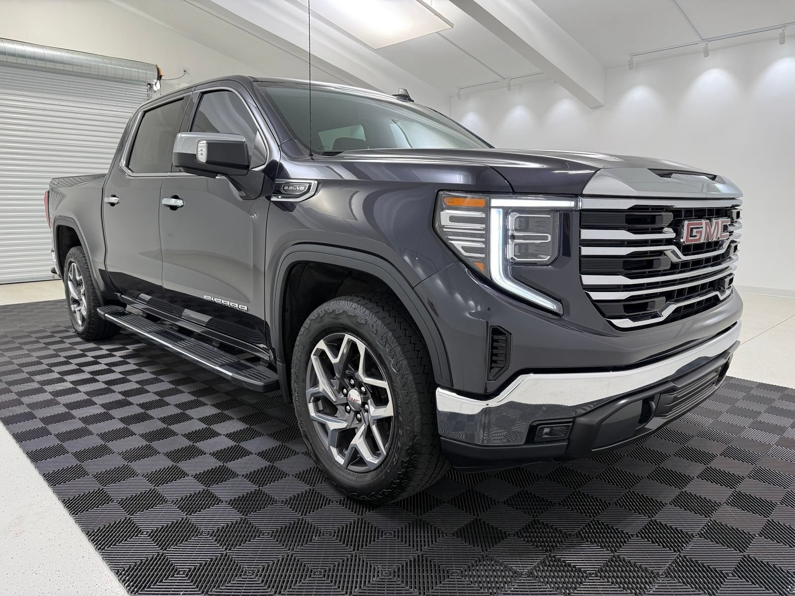 Used 2023 GMC Sierra 1500 SLT w/ SLT Premium Package AWD/4WD image 1