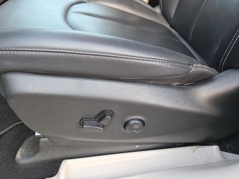 Used 2024 Chrysler Pacifica Touring-L FWD image 12