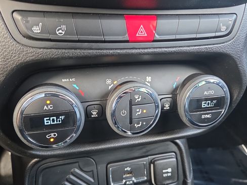 Used 2016 Jeep Renegade Limited FWD image 25
