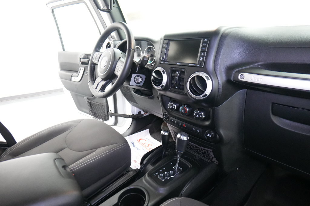 Used 2017 Jeep Wrangler Unlimited Sahara w/ Connectivity Group AWD/4WD image 27