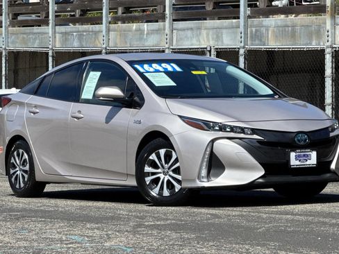 Used 2020 Toyota Prius Prime XLE FWD image 2