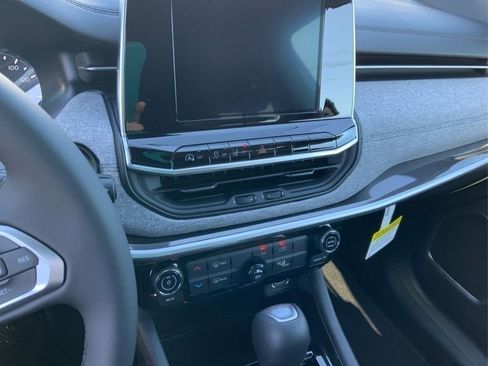 New 2026 Jeep Compass Latitude image 12