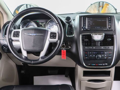 Used 2014 Chrysler Town & Country Touring image 17
