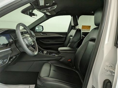 Certified 2025 Jeep Grand Cherokee Limited w/ Black Appearance Package AWD/4WD image 18