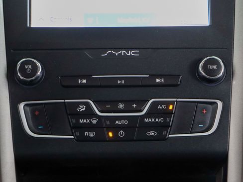 Used 2019 Ford Fusion SE image 20