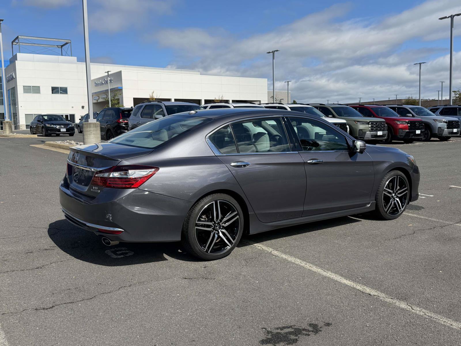Used 2017 Honda Accord Touring image 2
