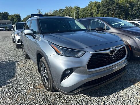 Used 2023 Toyota Highlander XLE AWD/4WD image 2