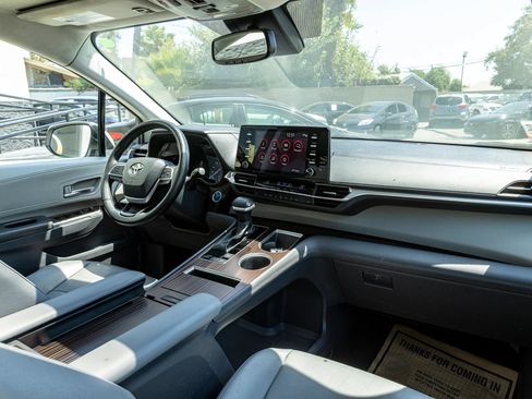 Used 2023 Toyota Sienna XLE FWD image 28