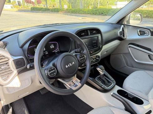Certified 2025 Kia Soul LX image 12