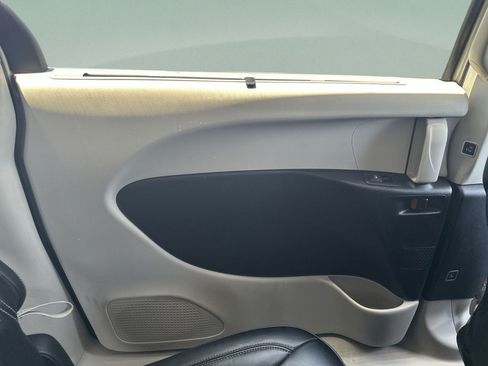 Certified 2024 Chrysler Pacifica Touring-L FWD image 24