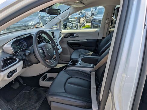 Used 2024 Chrysler Pacifica Touring-L FWD image 16