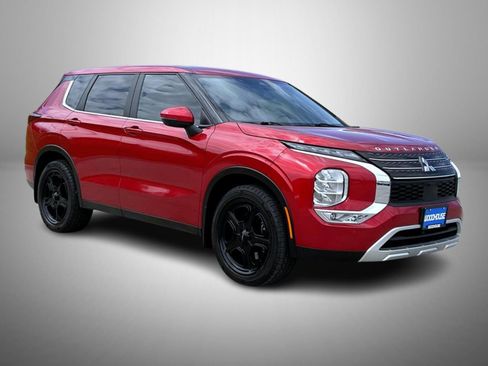 Used 2023 Mitsubishi Outlander SE FWD image 3