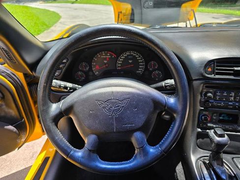 Used 2000 Chevrolet Corvette Coupe w/ Memory Pkg image 10