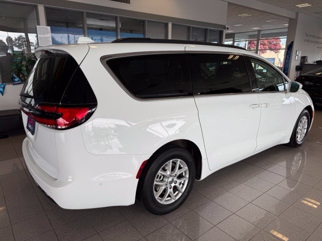 Used 2022 Chrysler Pacifica Touring-L w/ Uconnect Theater Family Group FWD image 4