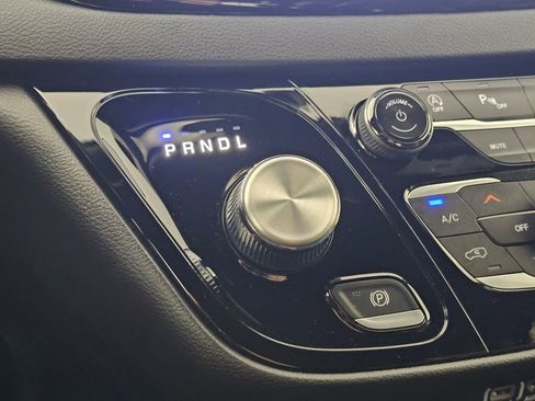 Used 2025 Chrysler Pacifica Select image 28