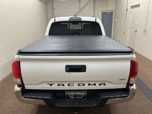 Used 2017 Toyota Tacoma 4x4 Double Cab image 11