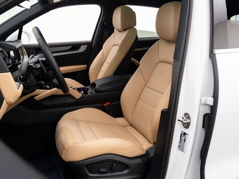 Used 2025 Porsche Cayenne image 4
