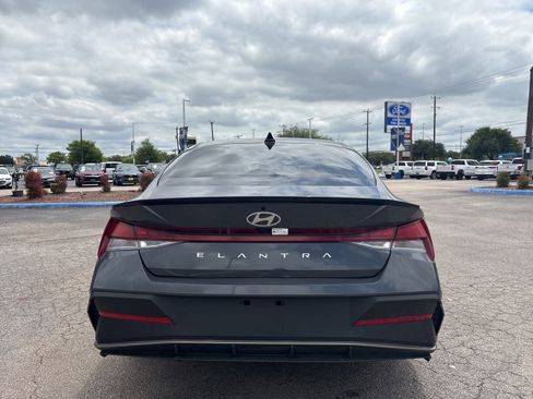 Used 2025 Hyundai Elantra Sport FWD image 4