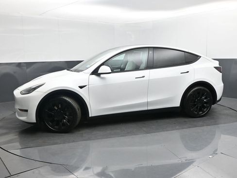 Used 2022 Tesla Model Y Long Range image 2