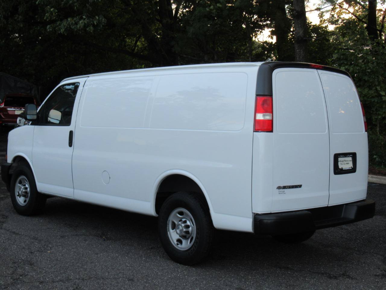 Used 2017 Chevrolet Express 2500 RWD image 3
