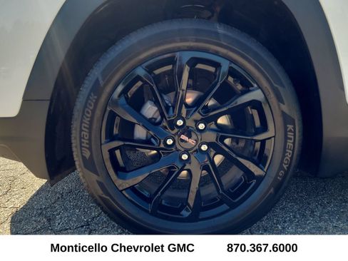 Used 2024 GMC Terrain SLE w/ Driver Convenience Package FWD image 10