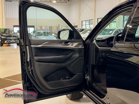 Used 2023 Jeep Grand Cherokee Limited w/ Black Appearance Package image 13