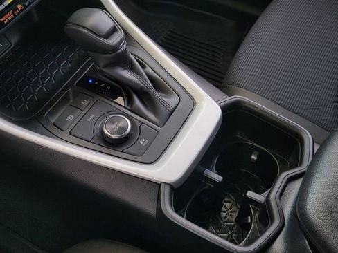 Used 2022 Toyota RAV4 LE image 17