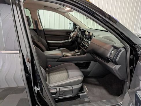 Used 2025 Nissan Pathfinder SV FWD image 28