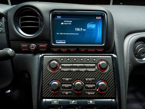 Used 2015 Nissan GT-R Premium image 44