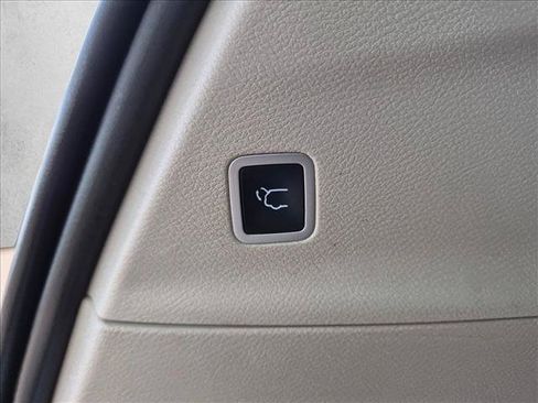 Used 2023 Chrysler Pacifica Touring-L FWD image 7