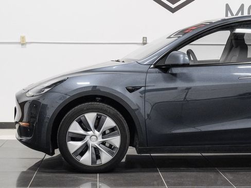 Used 2022 Tesla Model Y Long Range image 18