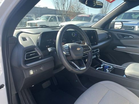 Used 2025 Chevrolet Traverse LT image 10