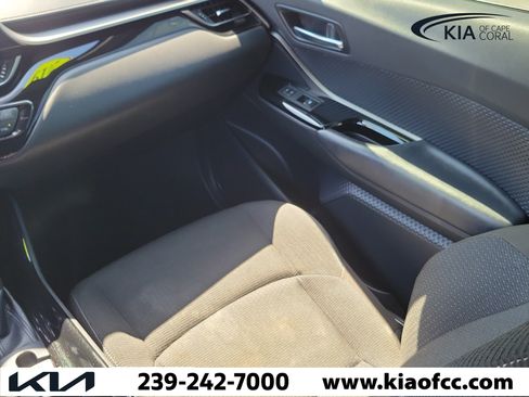 Used 2019 Toyota C-HR XLE FWD image 17