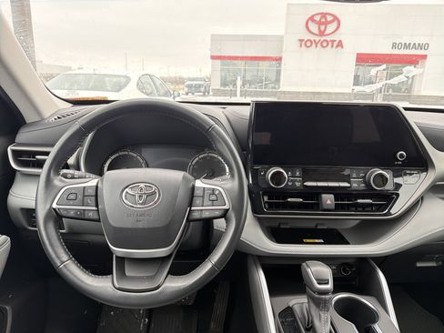 Used 2023 Toyota Highlander XLE image 12