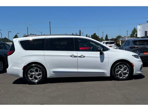 Used 2023 Chrysler Pacifica Limited image 3