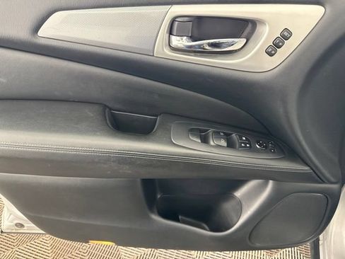 Used 2019 Nissan Pathfinder SL FWD image 18
