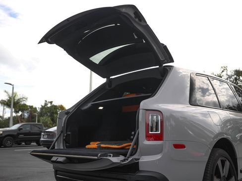 Used 2022 Rolls-Royce Cullinan w/ Dark Exterior Package image 17
