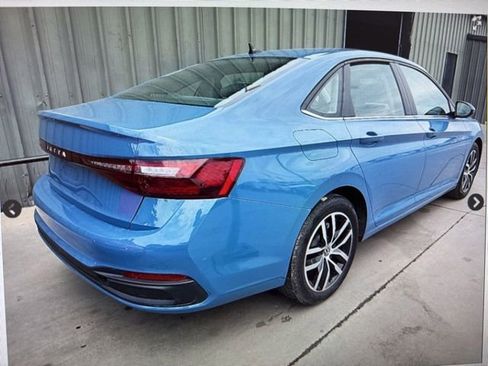 Used 2025 Volkswagen Jetta SE FWD image 2
